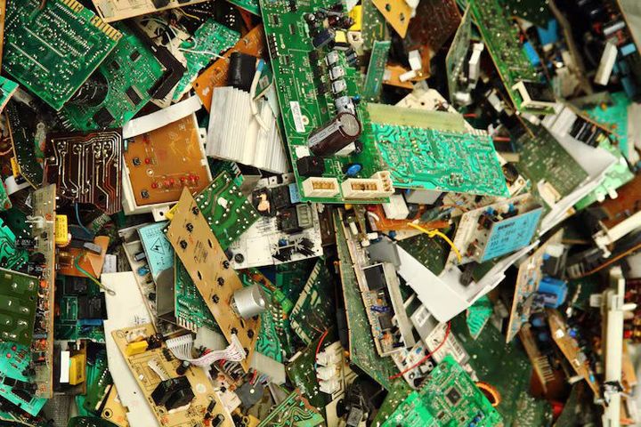 Guide to E-waste Recycling: Materials, Methods, and Sustainability Knowledge